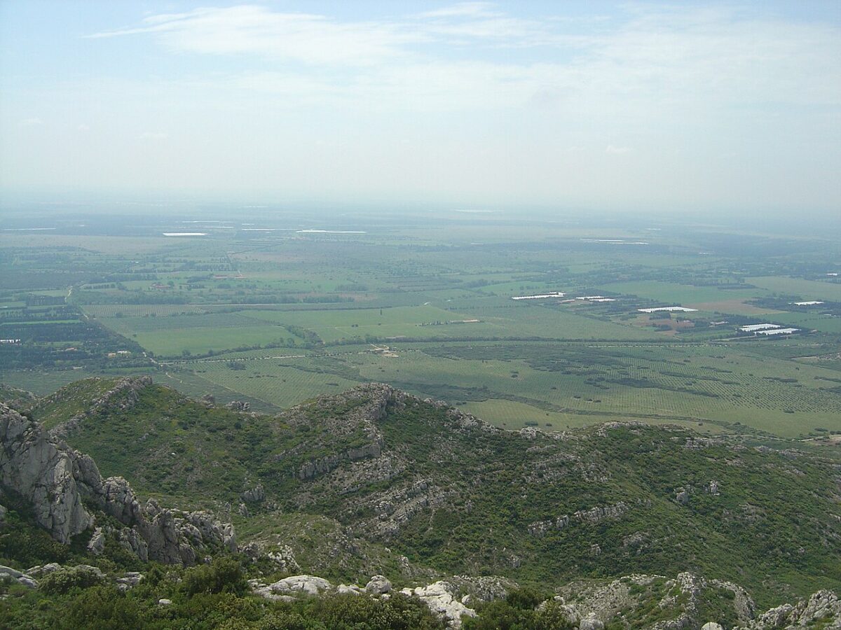 La plaine de la Crau vue depuis la colline des Opies